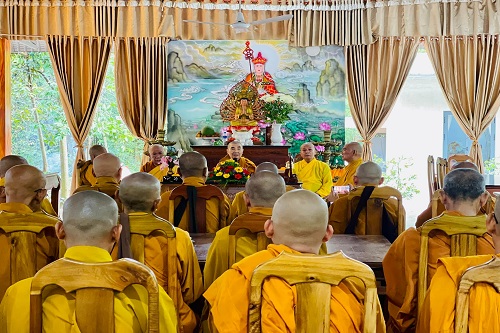 Trưởng lão HT. Thích Giác Quang quang lâm chứng minh ban pháp thoại sách tấn đến hàng môn hạ đệ tử Tổ đình Linh Sơn